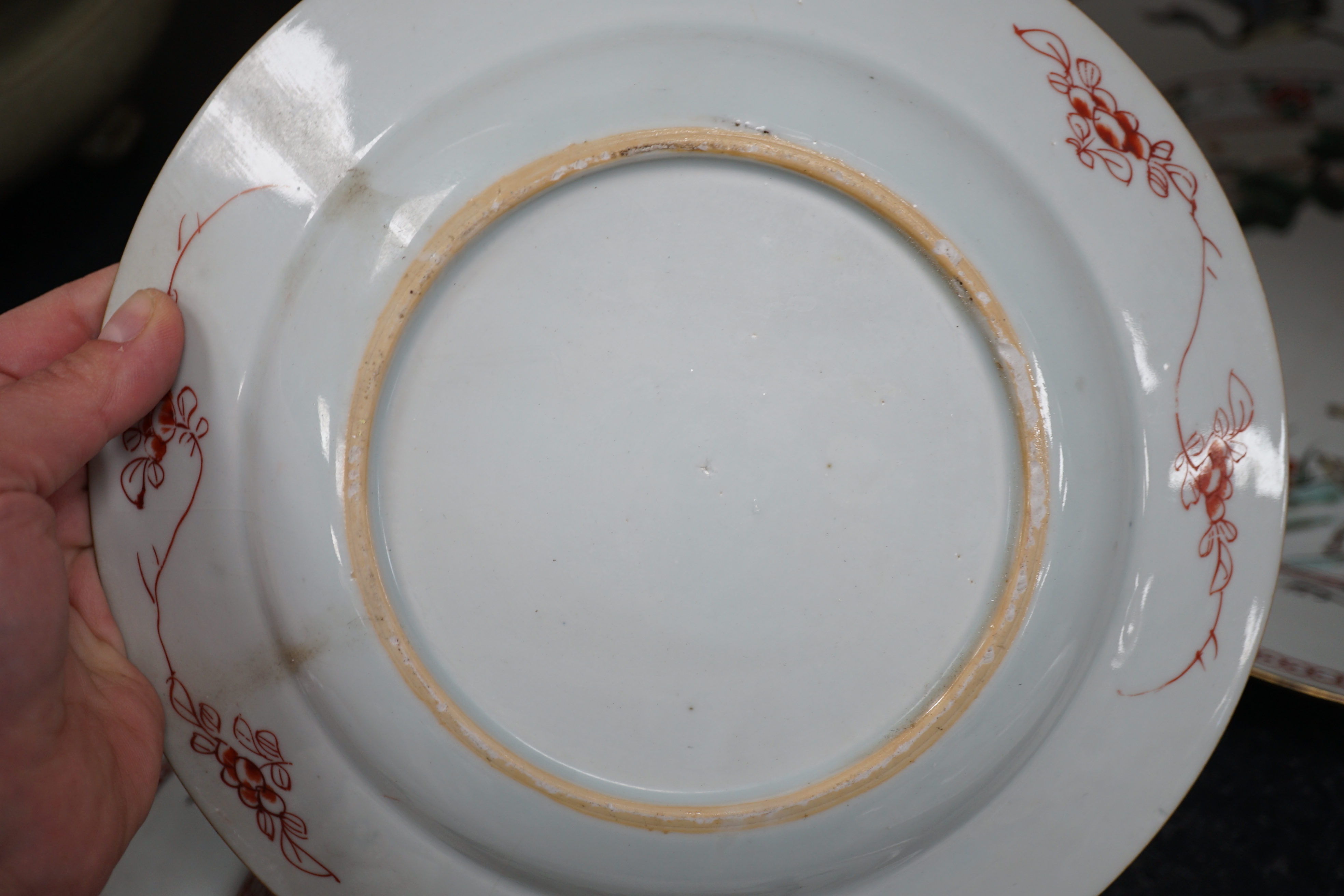 A Chinese famille verte ‘deer and crane’ dish and four matching plates, Kangxi period
